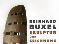 Plakat der Ausstellung in beige mit dem Titel und einer runden Turmsteinskulptur auf der linken Seite.