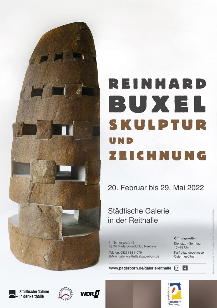 Plakat der Ausstellung in beige mit dem Titel und einer runden Turmsteinskulptur auf der linken Seite.