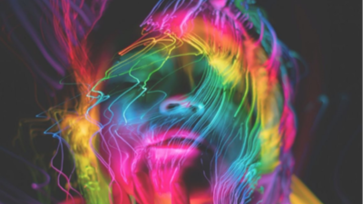 Ein Gesicht formt sich aus verschieden fabigen Schlieren.