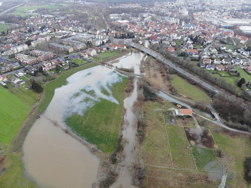 Hochwasser in der Alme vor Schloß Neuhaus am 14.01.2019