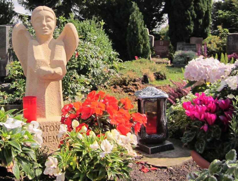 Stehende Engels-Skulptur auf einem Grab