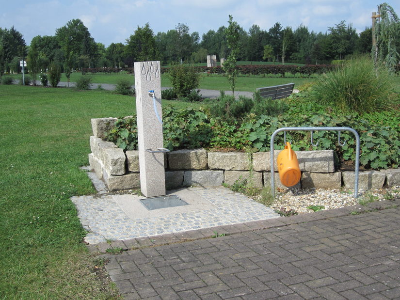 Wasserhahn und Gieskanne auf dem Hauptfriedhof